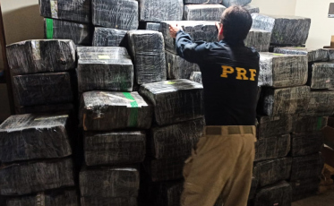 Carreta com donativos escondia quatro toneladas de maconha na BR-101 em Palhoça 