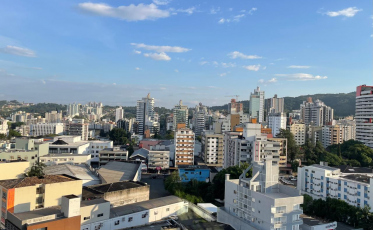 Quinta-feira deve ser marcada por chegada de frente fria 