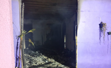 Casa pega fogo em Passo de Torres