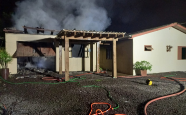 Garagem de casa pega fogo em Jacinto Machado