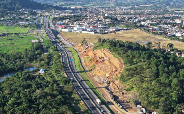 Detonação de rochas provoca lentidão na BR-101 Sul nesta terça-feira