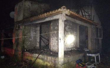 Casa pega fogo em Criciúma