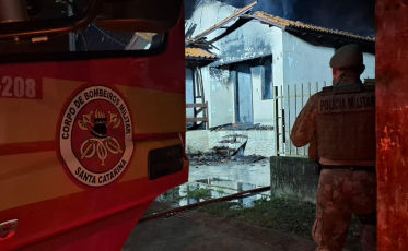 Criciúma: homem mata sogra e filha ao incendiar a própria casa 