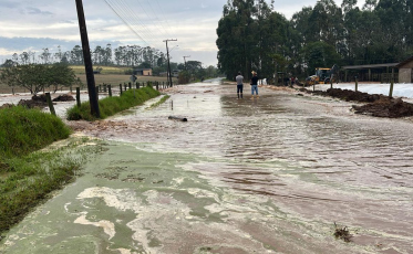 Içara: Rodovia Juvenal José Silvano é interditada após alagamento
