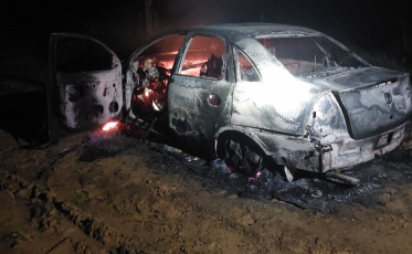 Incêndio deixa carro destruído em Criciúma