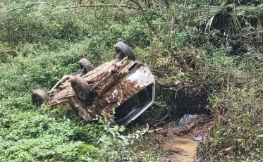 Homem fica ferido após sair da pista e capotar carro em Orleans 