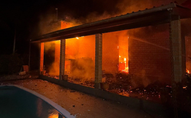 Incêndio deixa casa destruída em Morro Grande