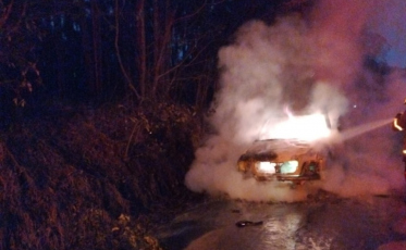 Caminhonete pega fogo em movimento em Treze de Maio