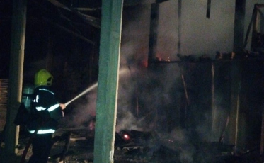 Incêndio atinge fábrica de cêramica em Morro da Fumaça