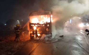 Caminhão que carregava carvão pega fogo em Içara