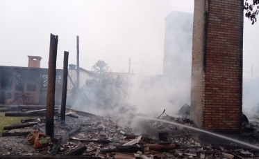 Incêndio deixa casa destruída em Balneário Gaivota