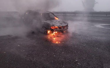 Carro pega fogo na BR-101 em Içara