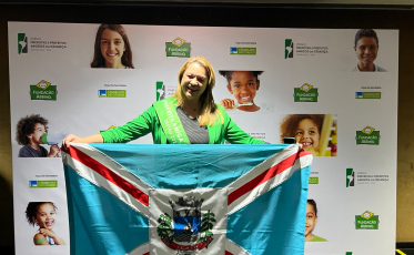 Içara: Dalvania recebe selo Prefeita Amiga da Criança 