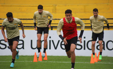 Criciúma faz último treino antes de viagem para SP
