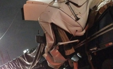 Impacto na traseira de carreta deixa caminhoneiro gravemente ferido na BR-101