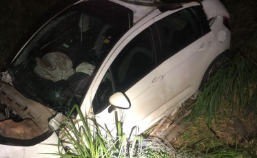 Criciúma: motorista cai em barranco após saída de pista e fica ferida