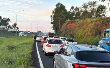 Via Rápida liberada após acidente envolvendo caminhão do exército