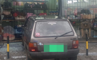 Criciúma: motorista sob efeito de drogas bate contra loja e continua acelerando