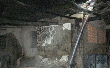 Incêndio deixa edícula de casa destruída em Forquilhinha