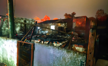 Incêndio destrói casa em Praia Grande