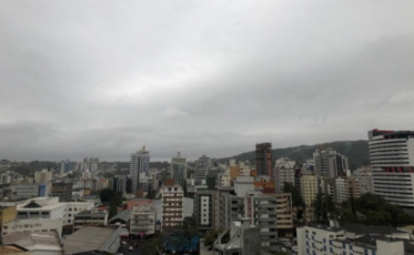 Dia segue nublado com chance de chuva fraca na região