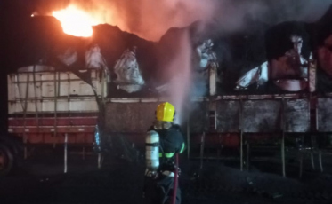 Carreta carregada com arroz pega fogo em Turvo