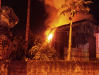 Casa abandonada pega fogo em Forquilhinha