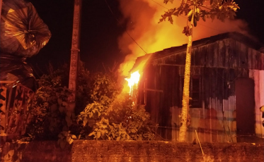 Casa abandonada pega fogo em Forquilhinha