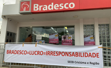 Trabalhadores protestam contra fechamento do Bradesco de Forquilhinha