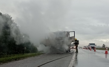 Caminhão pega fogo na BR-101 em Maracajá