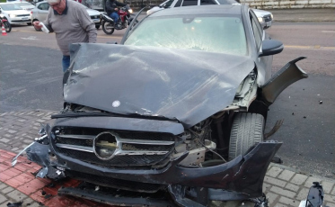 Acidente de carro deixa homem de 81 anos ferido em Criciúma