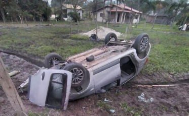 Capotamento deixa duas pessoas feridas em Araranguá