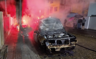 Carro em chamas tranca rua em Criciúma 