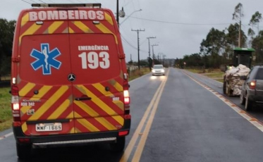 Acidente envolvendo trator e moto deixa homem ferido em Jaguaruna