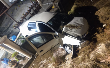 Criciúma: saída de pista faz carro cair em ribanceira