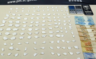 PM apreende adolescente com 157 buchas de cocaína em Içara
