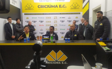 Acompanhe a coletiva de aposentadoria do atacante Eder 