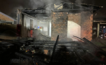 Casa  é destruída por incêndio em Criciúma
