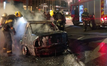 Carro é destruído pelas chamas após colisão em Criciúma