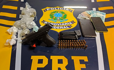 PRF prende casal com arma roubada e drogas na BR-101 em Araranguá