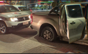 (VÍDEO) Em perseguição com tiros PM prende dois suspeitos por furto de carro