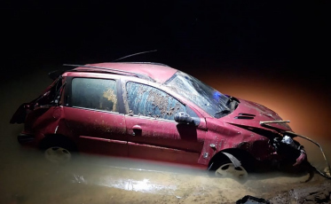 Motorista cai de ponte após saída de pista em Criciúma