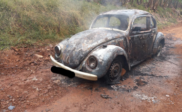 Carro é destruído por incêndio em Santa Rosa do Sul