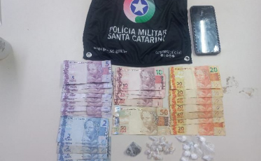 Com drogas e dinheiro, três jovens são presos e um adolescente é apreendido em Criciúma