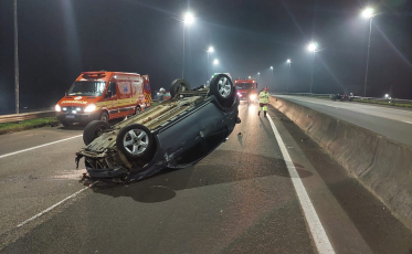Sombrio: jovem é hospitalizado após capotar carro na BR-101