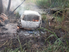 Carro abandonado pega fogo no Centro de Morro da Fumaça