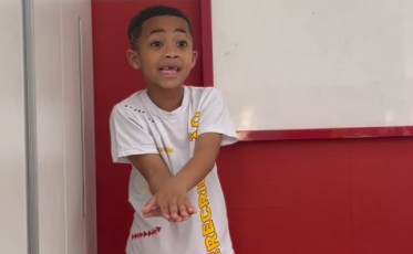 Criança ajuda mãe de bebê engasgado a fazer manobra que aprendeu no Programa Bombeiro Mirim