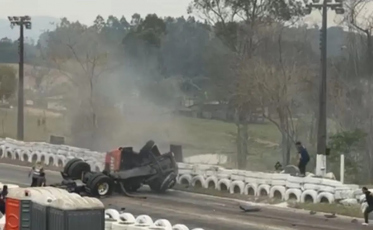 Morro da Fumaça: Piloto sai ileso de grave acidente no Sul Brasileiro de Arrancada de Caminhões