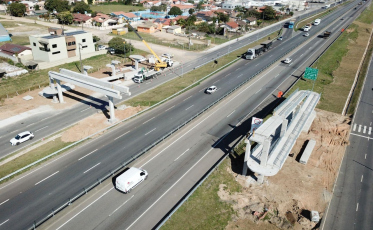 Içamento de vigas de nova passarela interdita BR-101 em Imbituba
