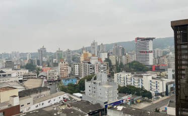 (ÁUDIO) Quinta-feira será de tempo nublado com possibilidade de chuva no fim de tarde 